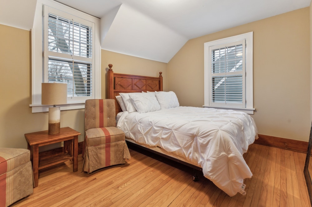 Charming Ann Arbor Retreat Near Dt & Attractions 3 Bedroom Home