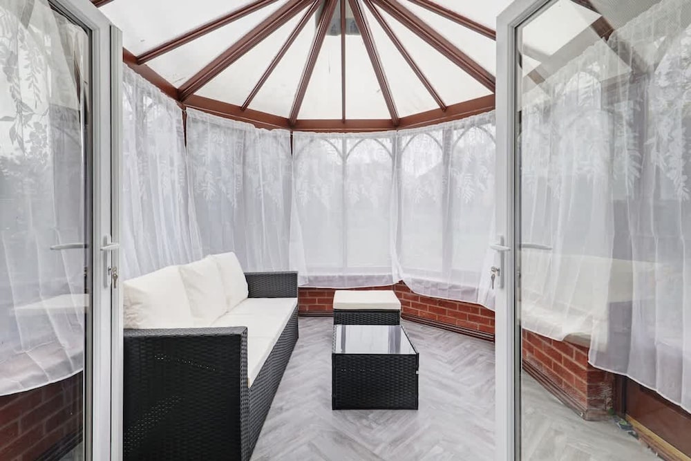 3 Bedroom House With Free Parking