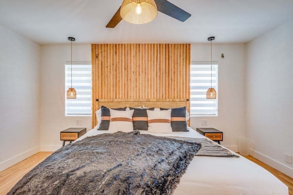 Fox Garden Luxury Boho Near Downtown & Beach 4 Bedroom Home