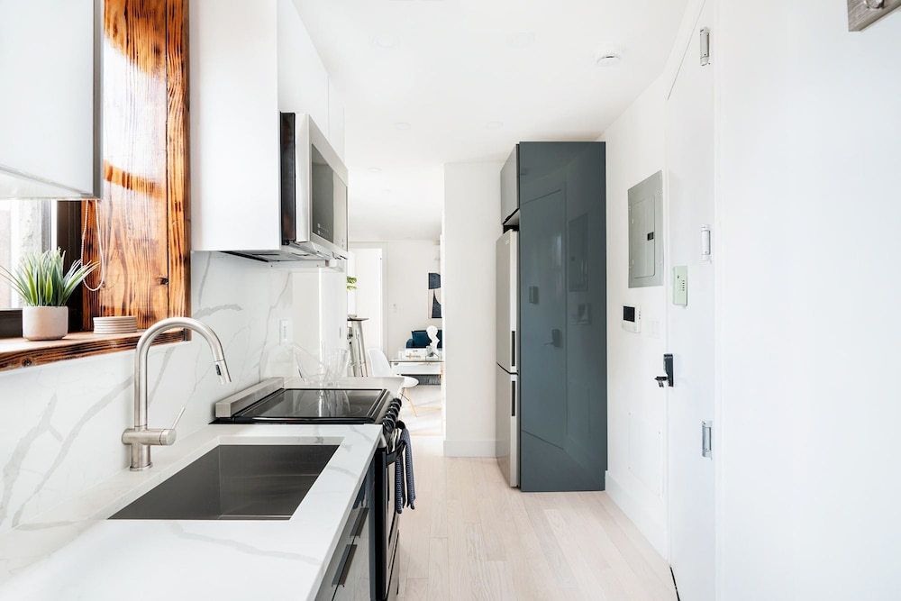 48-4fe 2BR Prime Midtown West