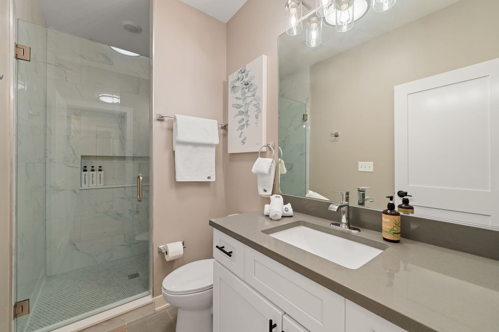 3 Bed 2 Bath Chicago Retreat w Balcony Parking