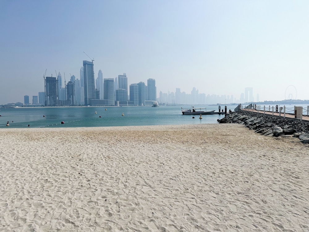 Infinity Pool and Beachfront Apartments - Seven Palm