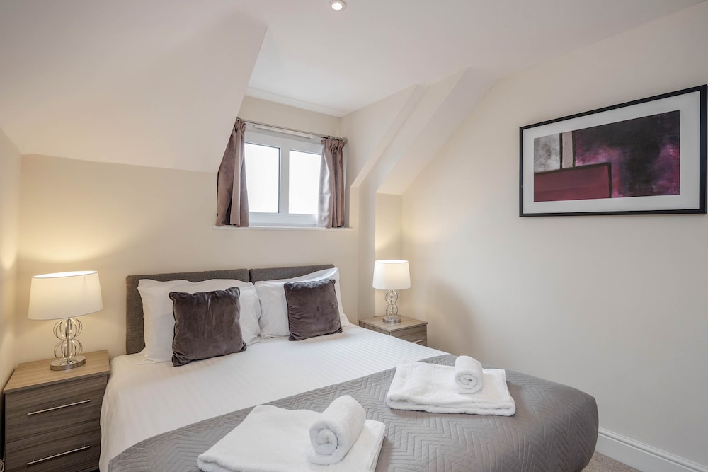 Luxury 1 Bedroom Apartment with Parking