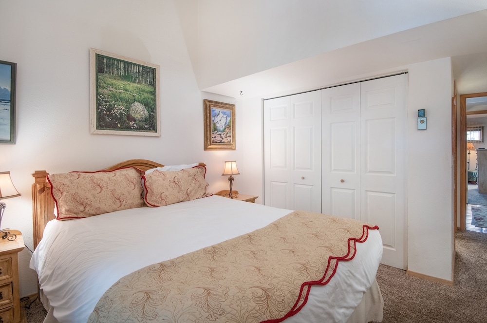 Snowfox #302 2 Bedroom Condo by RedAwning view 2