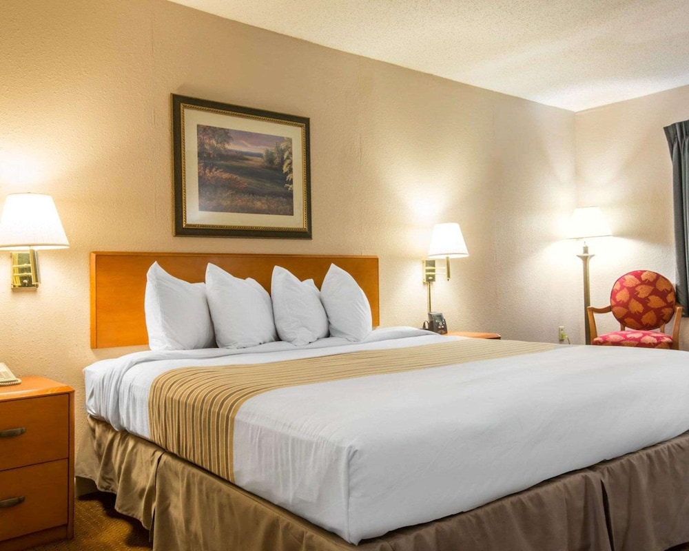 Econo Lodge Inn & Suites Columbus near Fort Benning