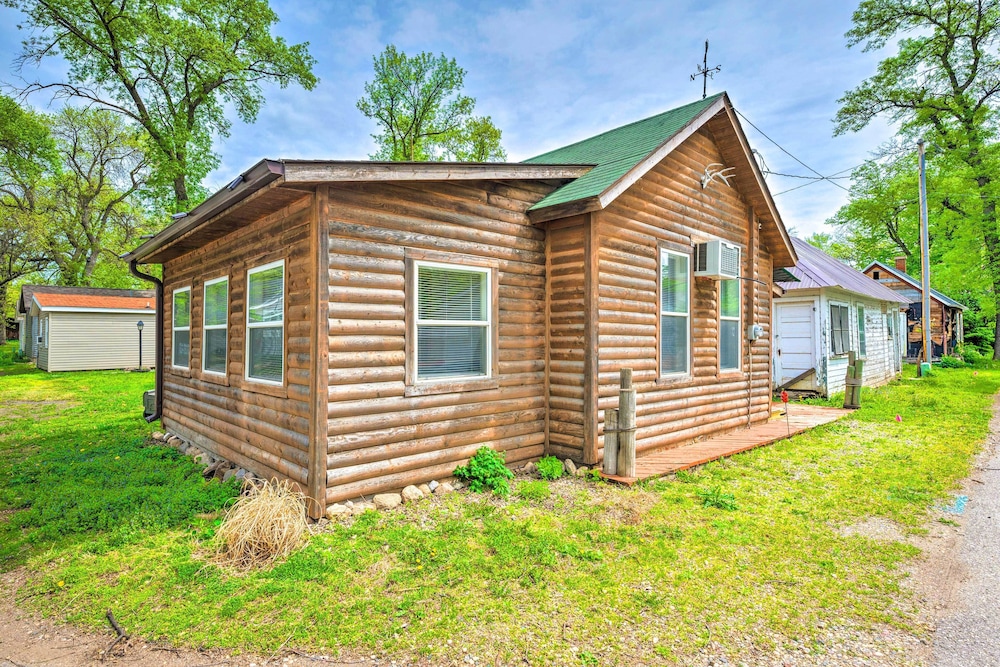 Historic Cabin Retreat: Steps to Okoboji Lake view 4