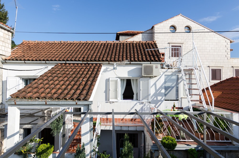 Guest House White Wave