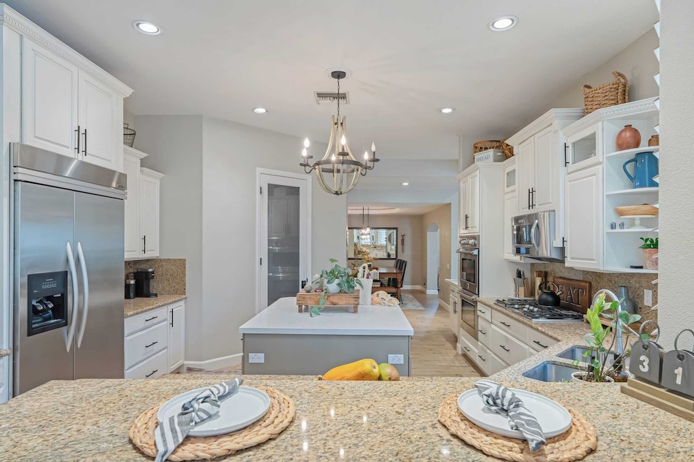 41 Palms Estate by Avantstay Indoor Pickleball, Pool, Hot Tub, Outdoor Kitchen