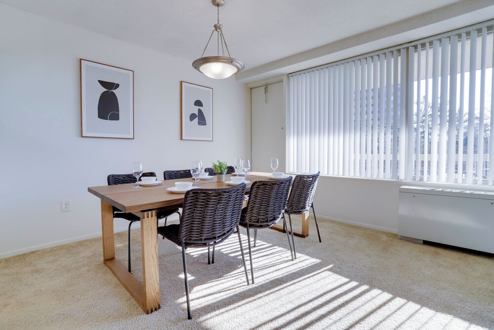 Spacious 2BR Apartment in Crystal City