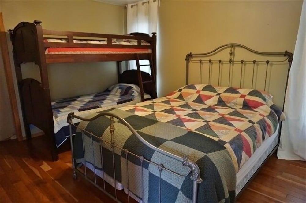 432 Weslemkoon Lake 4 Bedroom Cottage