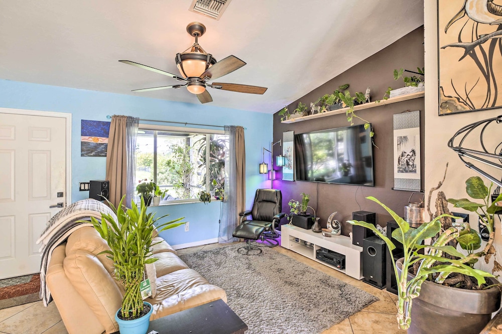 Updated Fort Myers Escape w/ Screened Lanai!