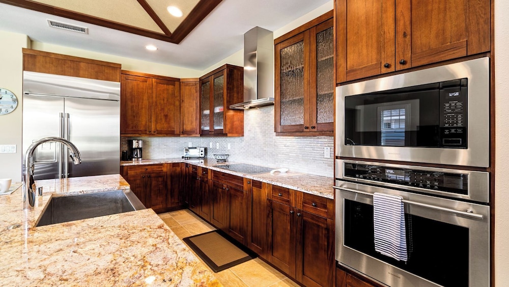 Private Yard and Outdoor Area - AC & Shared Pool - Golf Views - Vrkcv