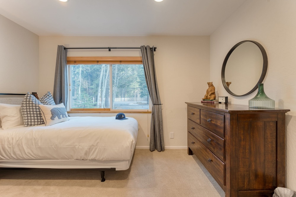 Westlake Cabin by Avantstay Hot Tub Near Skiing Walk to Restaurants Lake