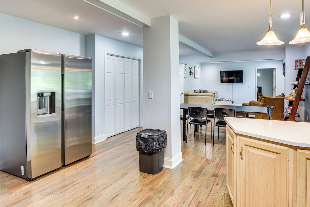 Woodsy Retreat w/ Deck & Views in Dahlonega!