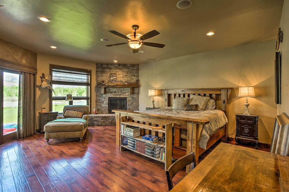 Luxury Waterfront Parachute House w/ Fire Pit!