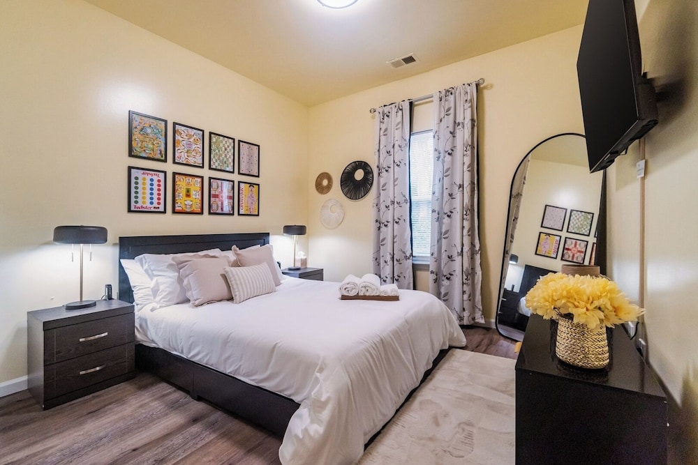 Family-friendly 3BR w/ Hot Tub & Games