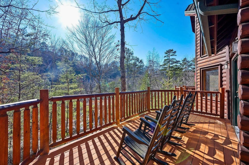 Knotty Pines - Lux Lodge Pool Theater Hot Tub