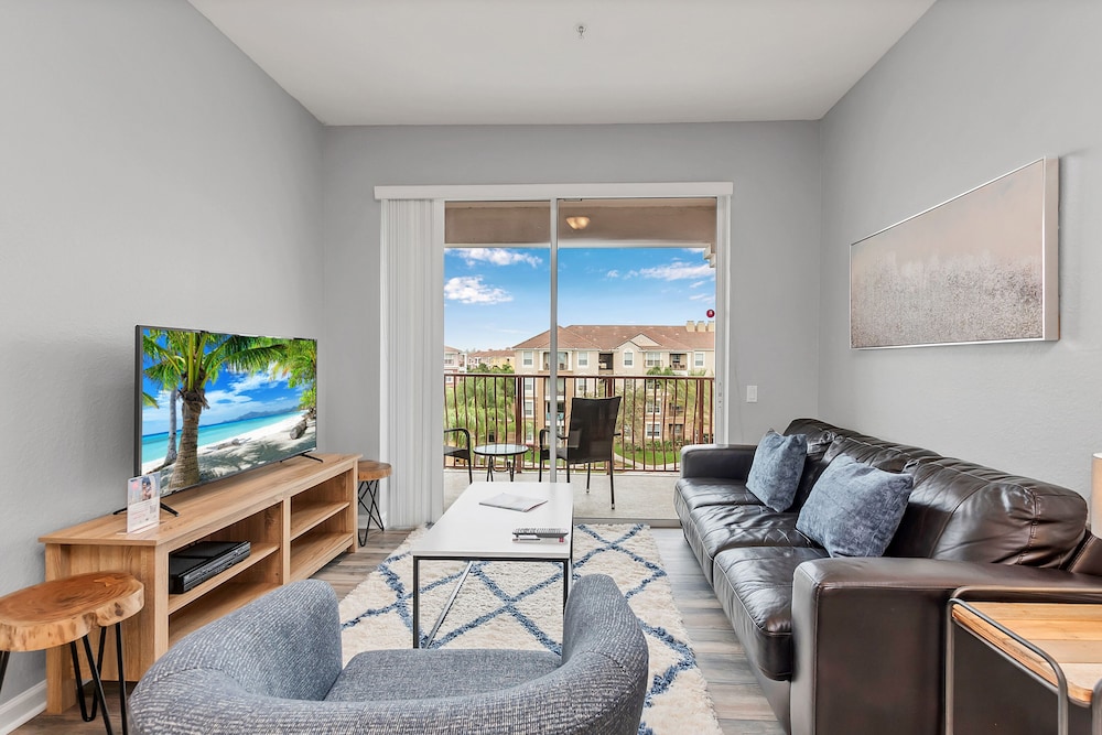 Newly Remodeled Lakeview Penthouse, Near Conv. Ctr