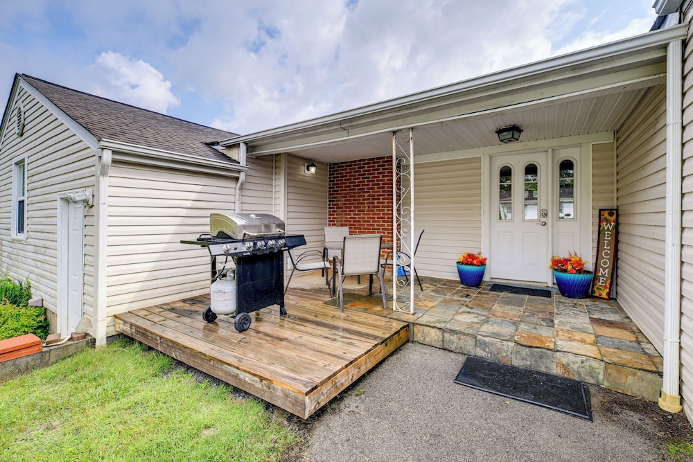 Cozy Home w/ Spacious Yard: 2 Mi to Dtwn Bristol