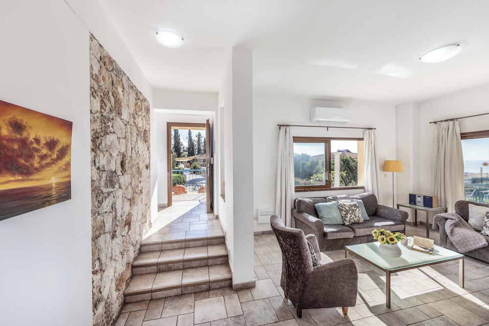 Apollon Dionysus Villa