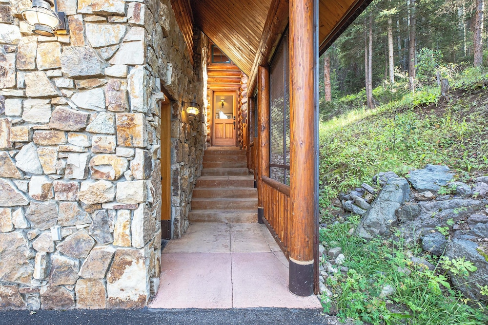 Stunning Views! Ski-in/out Mountain Village Cabin