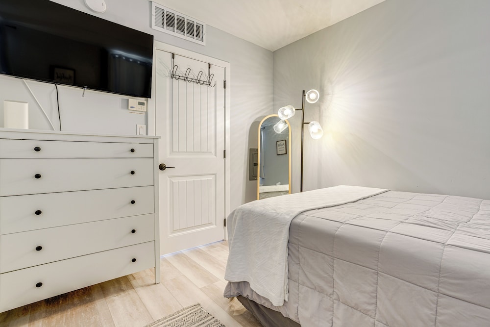 Walk to Beach: North Wildwood Condo w/ Pool Access