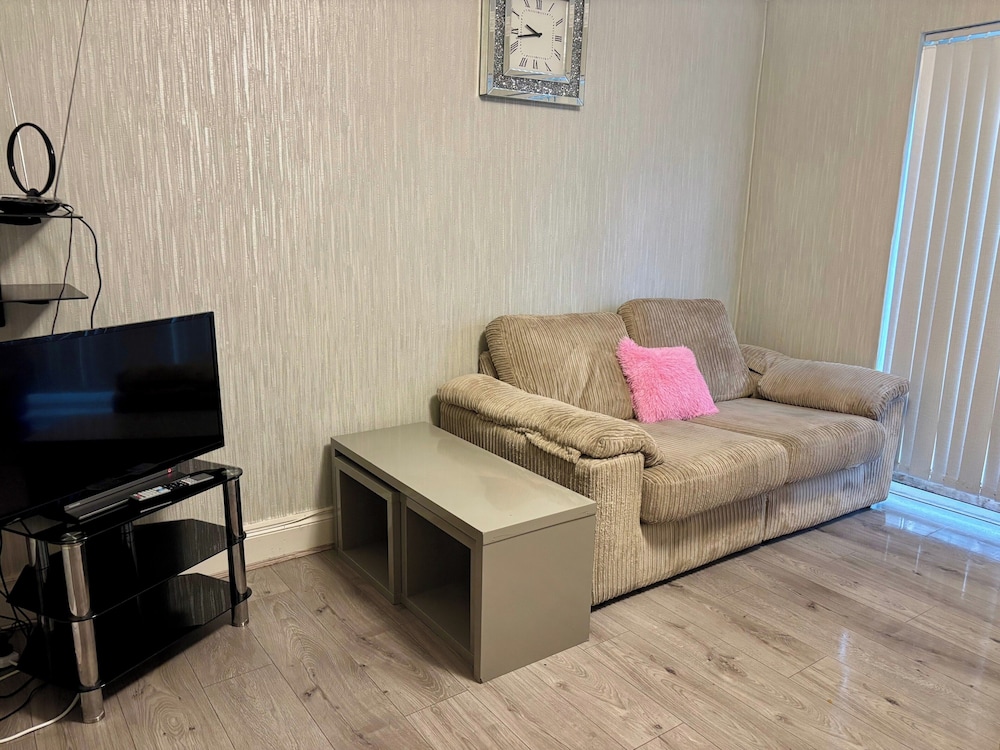 4 Bed House-sleeps 7-free Parking