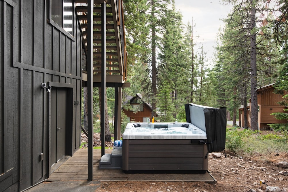 Timberline by Avantstay Stunning Chalet Cabin w Hot Tub Pool Table Home Theater