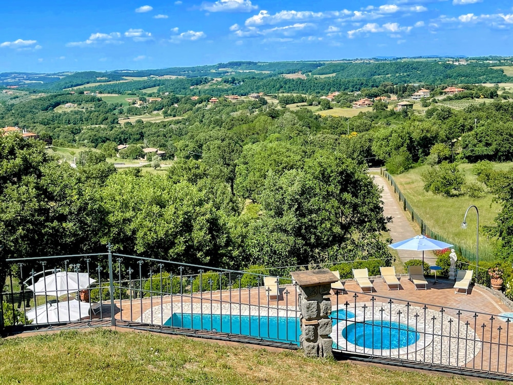 Charming Villa in Umbria - Sleeps 16 - Lake View - Pool, Jacuzzi and Events Room