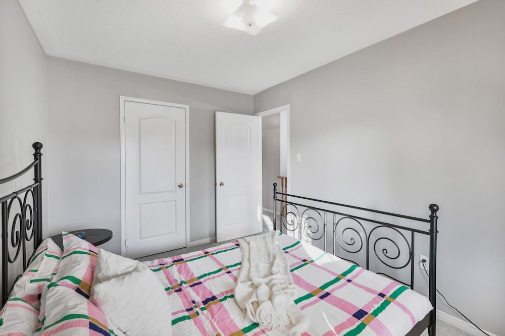 Spacious Whitby Haven 3BR Home Parking