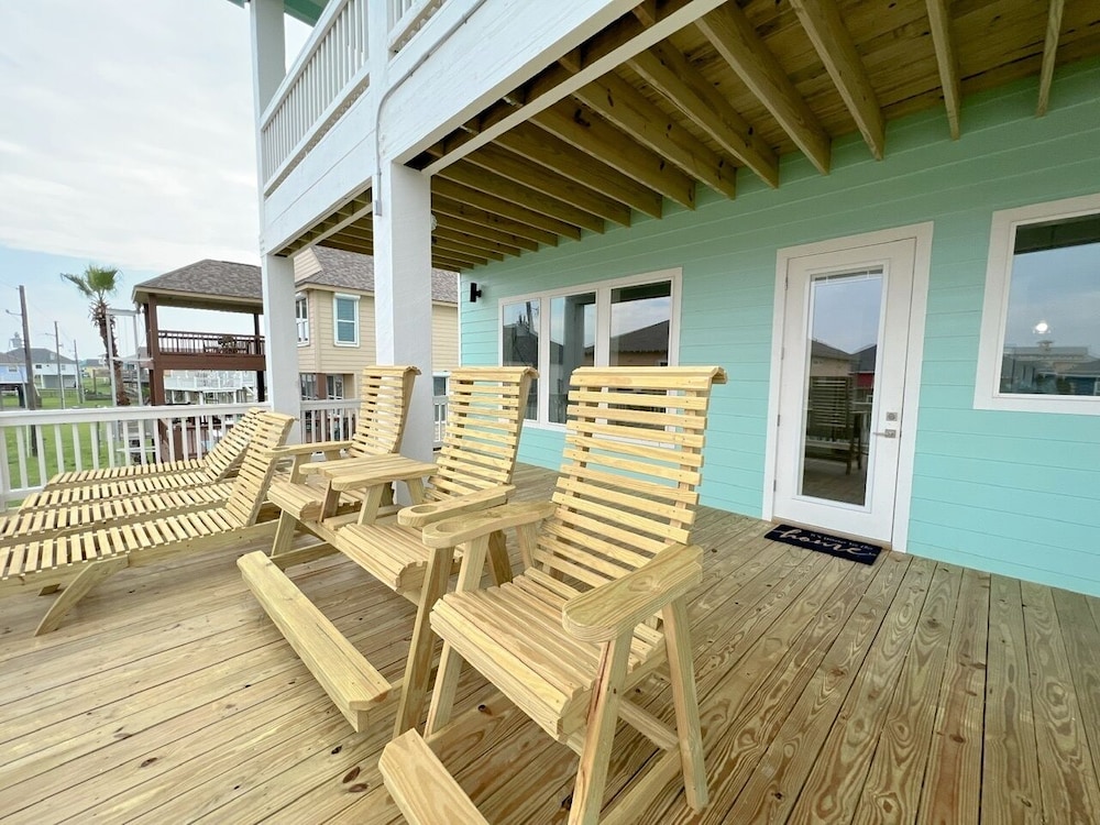 On Deck 4 Bedroom Home by RedAwning view 3
