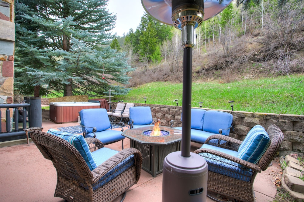 Exquisite, Private Mountain Home Retreat 4 Bedroom Home by RedAwning - Property Image 18
