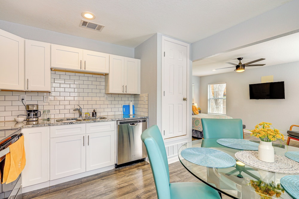 3 Mi to Dtwn: Cozy San Antonio Home w/ Casita!