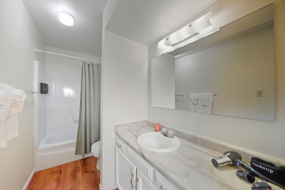 Albuquerque Escape Hot Tub + Atrium 4 Bedroom Home
