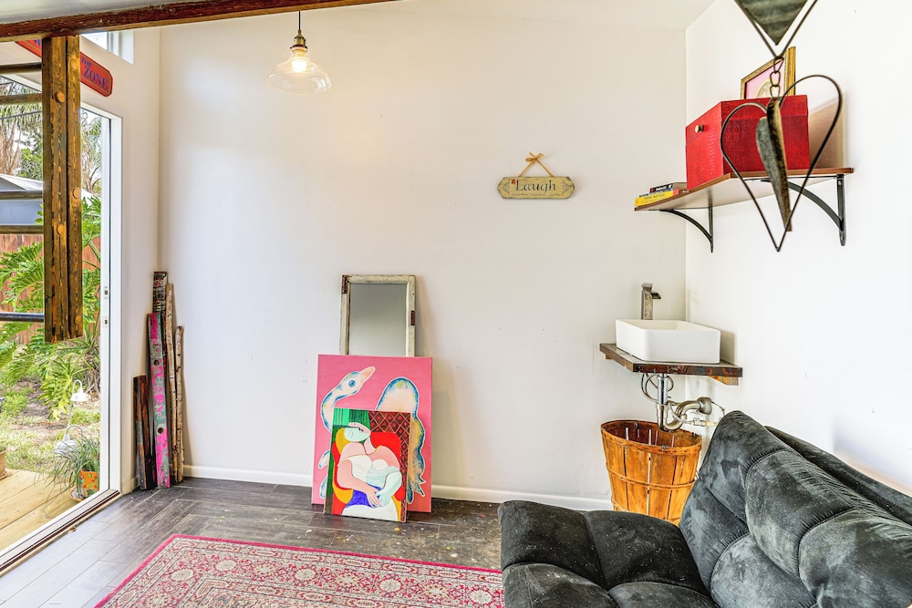 Walk to Parks & Golf: Artsy Bungalow in Lakeland!