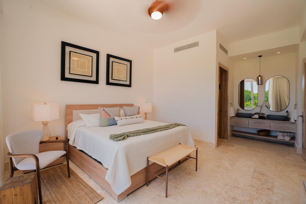 Modern 6 BDR Golf Front Villa in Luxury Beach Resort w Pool and Heated Jacuzziz