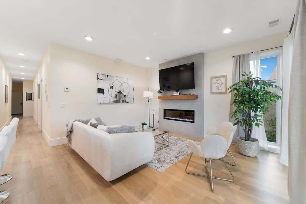 New Bright Condo Sleeping 8 by United Center