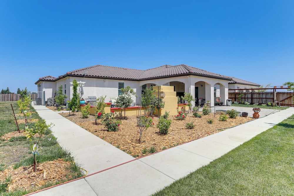 8 Mi to Lodi Lake: Luxe Home w/ On-site Vineyard