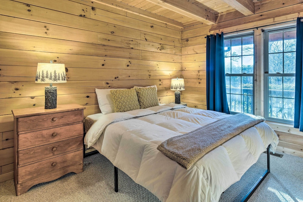Quaint Cabin w/ Deck & Loft: 10 Mi to Lake Lure! view 4