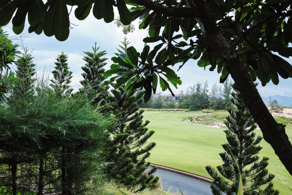 The Palm Nest Cam Ranh Pool Villa