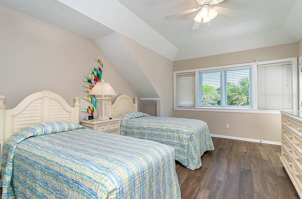 Gorgeous and spacious 4 bedroom villa - 8D Windermere by the Sea 4 Villa view 3