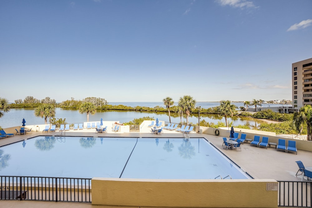 Pool Access & Waterfront Balcony: Hudson Condo!
