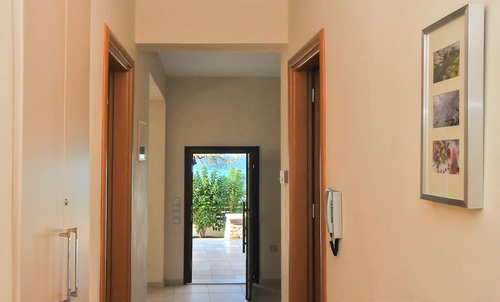 Balconies on Sea - The Garden Apartment photo 3