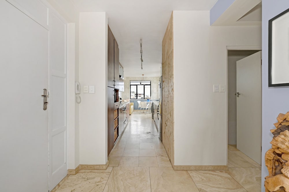 2 Bed Bantry Bay City and Sea View 100m to Beach