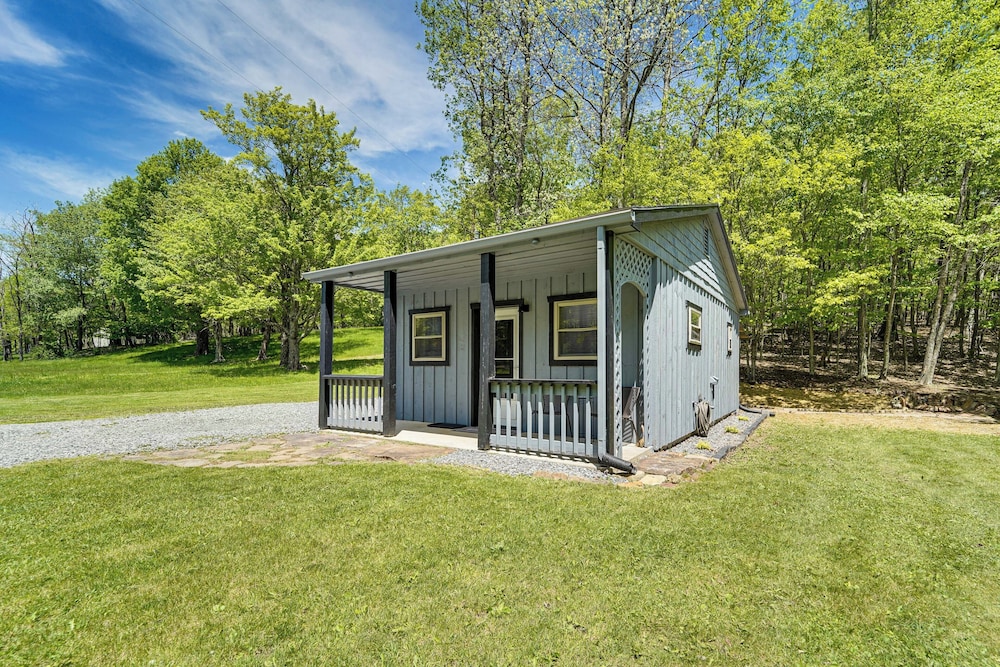 2 Mi to Main Street: Cozy Cabin in Monterey!