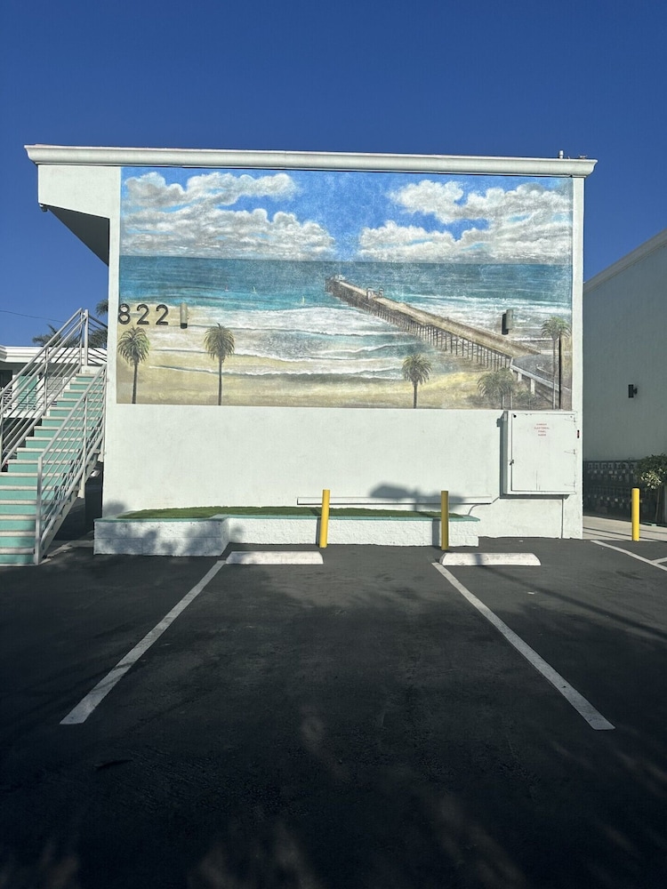 Super 8 by Wyndham Oceanside Downtown