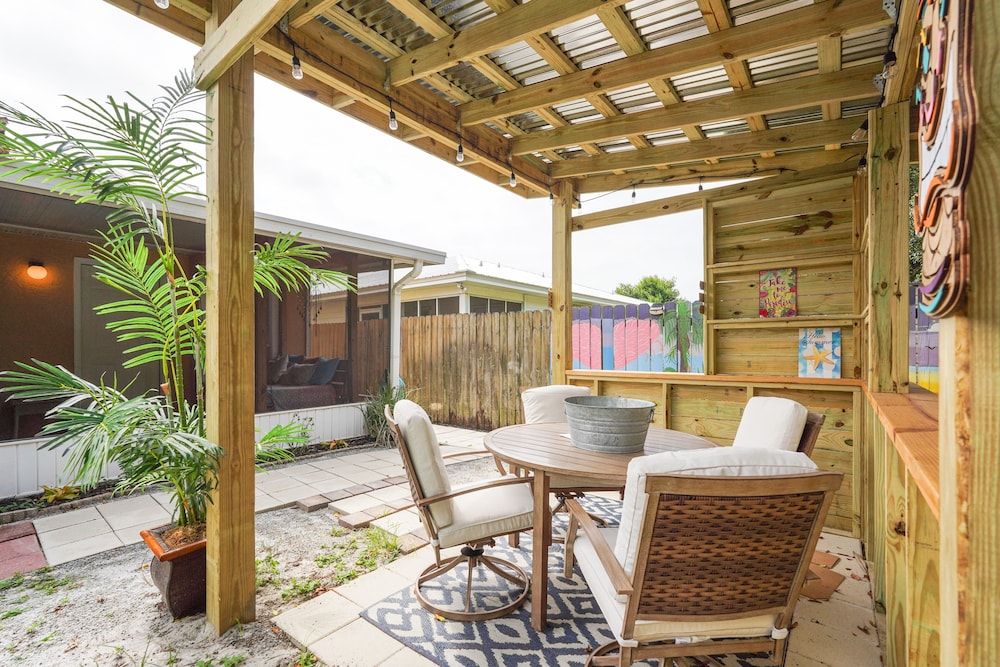 Breezy PCB Vacation Rental w/ Lanai, Walk to Ocean