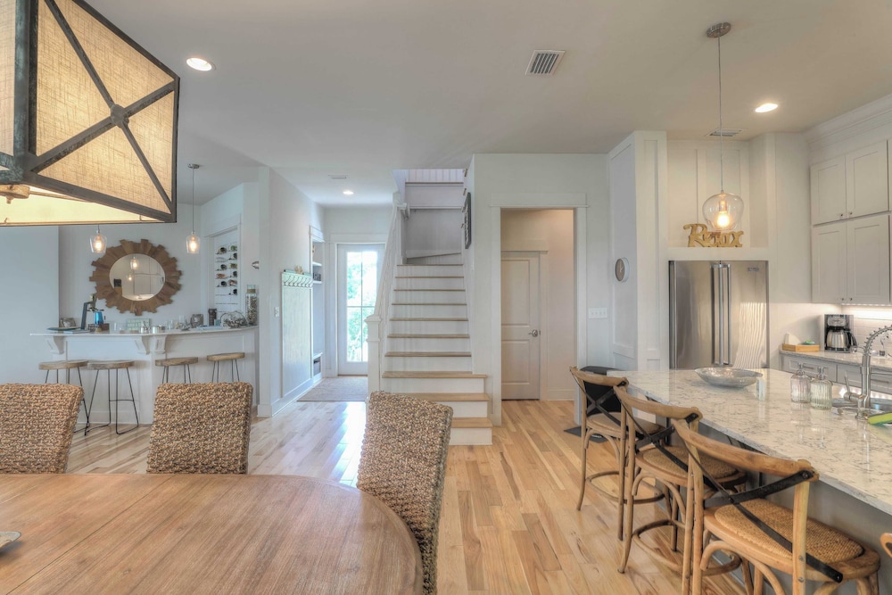 Dunn Inn 2 by Avantstay Walk to Beach, Pool Access, Sleeps 17!