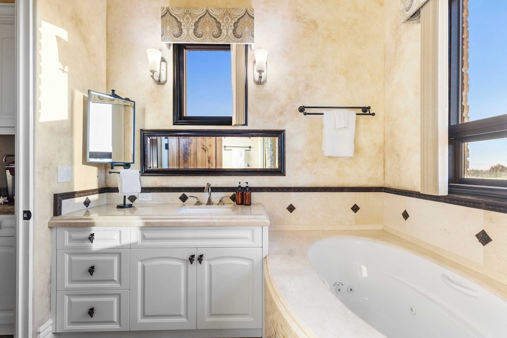 2 Homes in Bella Vista Rd by Avantstay Sleeps 8, Vineyard Views, Patios & Fireplace in Temecula Wine Trail