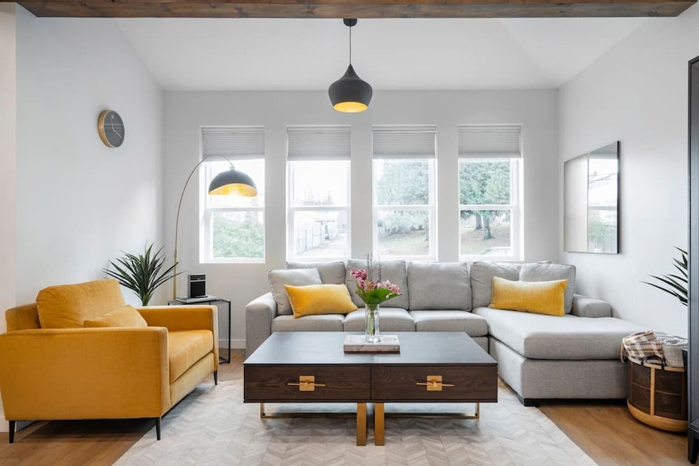 Mclean Stunning 3 Bdrm Reno - Few Blocks off Commercial - Image 1